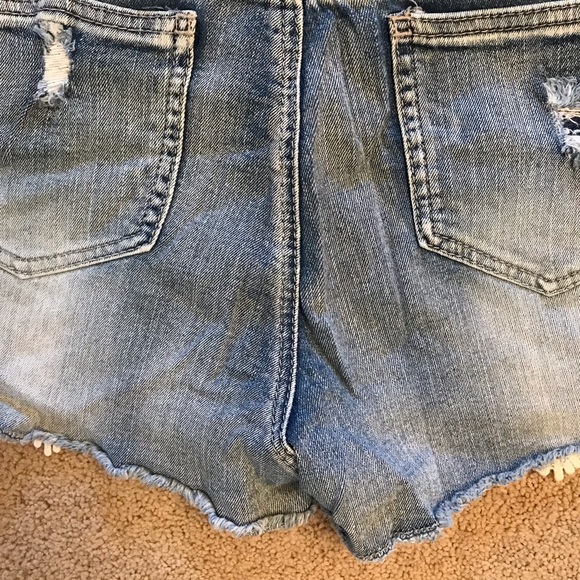 Rue 21 High Waist Distressed Denim Shorts Womens Size 7 Lace Peekaboo Pockets - Picture 11 of 14